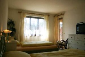 Elternschlafzimmer - Ferienwohnung in Ascona am See mit Pool