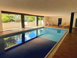 Pool mit Blick in den Garten - Ferienwohnung Ascona am See mit Pool